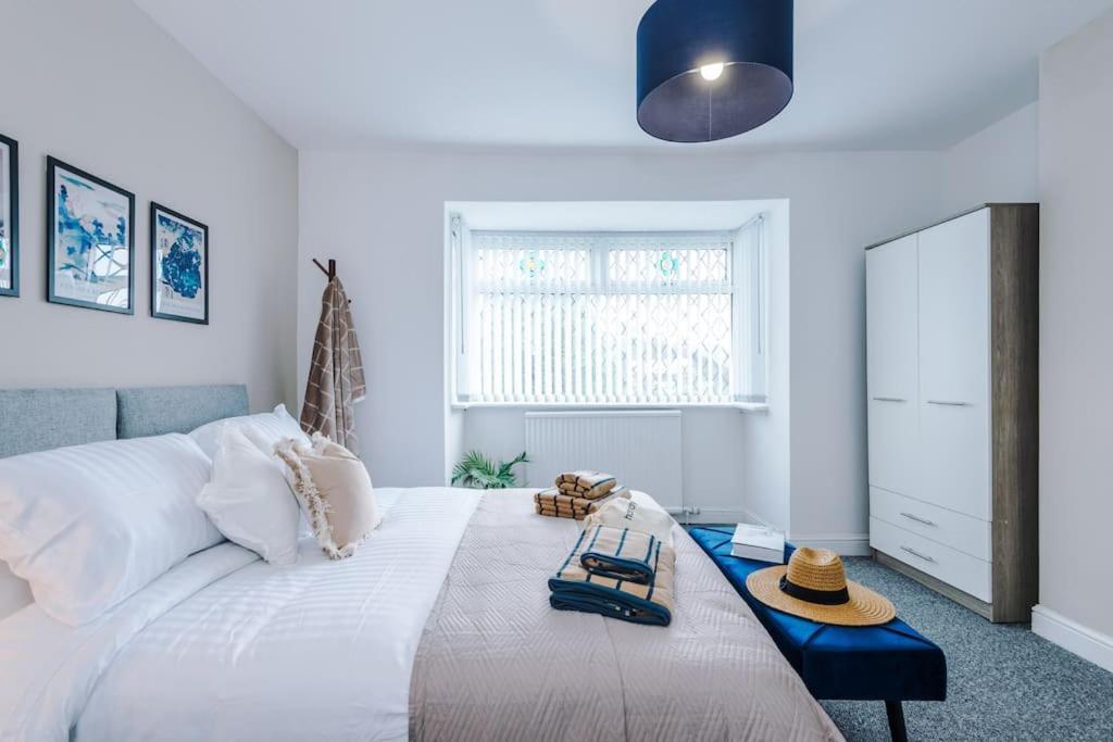 Apartment Stylish Home, Games Room, Sleeps 6, Large Driveway, Perfect For Groups