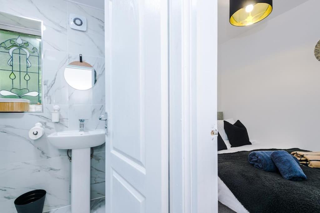 Apartamento Stylish Home, Games Room, Sleeps 6, Large Driveway, Perfect For Groups Manchester