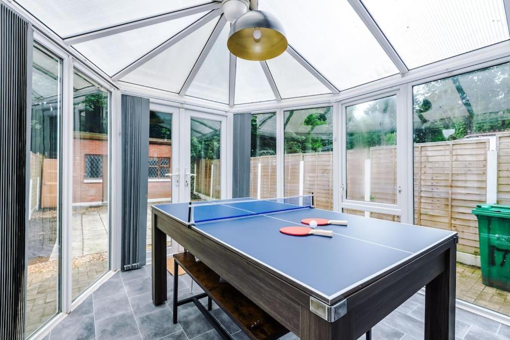 Apartment Stylish Home, Games Room, Sleeps 6, Large Driveway, Perfect For Groups *