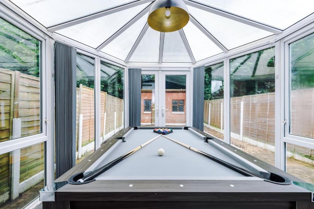 Stylish Home, Games Room, Sleeps 6, Large Driveway, Perfect For Groups Apartment Manchester