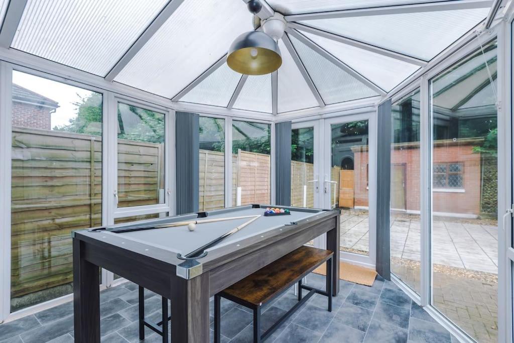 Stylish Home, Games Room, Sleeps 6, Large Driveway, Perfect For Groups Apartment Manchester