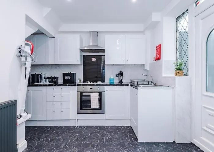 Stylish Home, Games Room, Sleeps 6, Large Driveway, Perfect For Groups