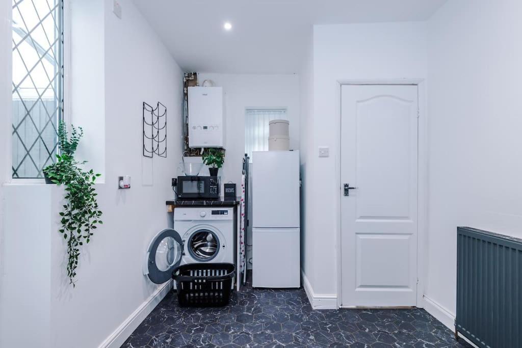Stylish Home, Games Room, Sleeps 6, Large Driveway, Perfect For Groups Manchester