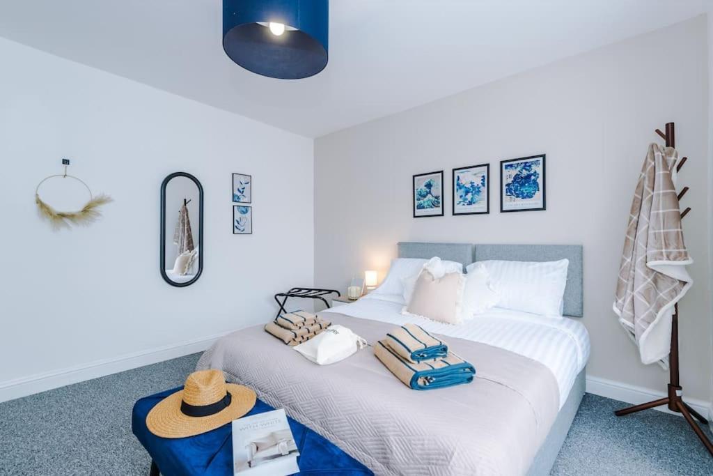 Stylish Home, Games Room, Sleeps 6, Large Driveway, Perfect For Groups Apartment *